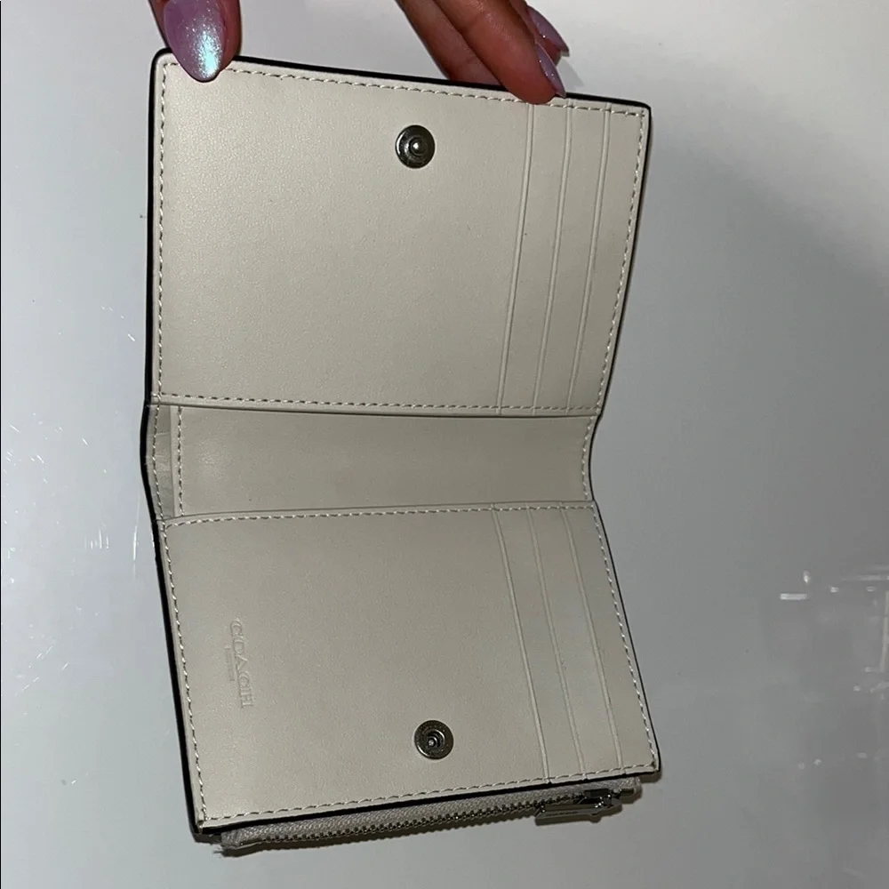 Coach Beige Signature Wallet NWOT - Picture 5 of 8